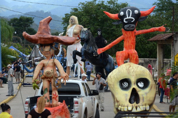 Trinidad revive los mitos con imponentes chimeneas