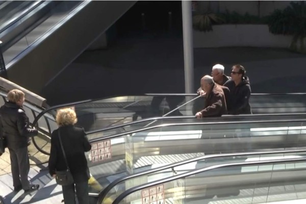 Se hace pasar por ciego y así reaccionó la gente