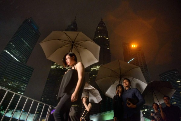 Las ciudades apagaron sus luces para celebrar 'La hora del planeta'