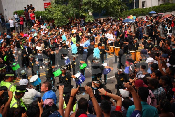 VIDEO: Banda del JTR causa algarabía en fiesta cívica