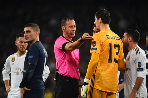 ¡Polémica! Le quitan penal a favor al PSG y árbitro se retracta en expulsión a Courtois