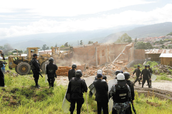 Desalojan y derriban casas a cuarenta familias