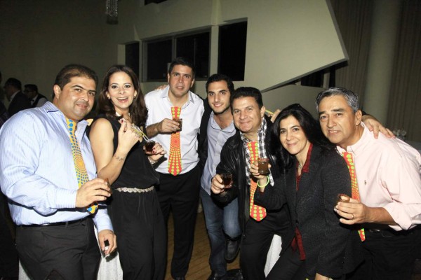 Familia de Elcatex comparte agradable cena