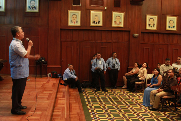 Casi casa a homosexuales en una ceremonia pública