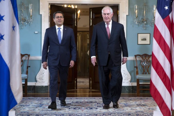 STX31. WASHINGTON (EE.UU.), 21/03/2017.- El presidente de Honduras Juan Orlando Hernández (i) camina junto al secretario de Estado de EE.UU. Rex Tillerson (d) hoy, martes 21 de marzo de 2017, antes de una reunión en la sede del Departamento de Estado en Washington (EE.UU.). EFE/SHAWN THEW