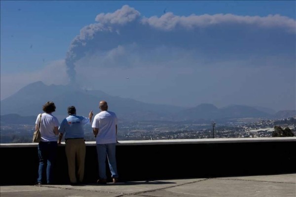 Reabren aeropuerto de Guatemala tras limpieza por lluvia de ceniza volcánica