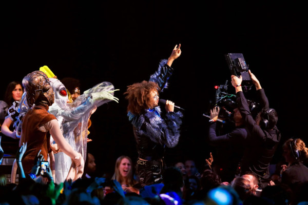 Miley Cyrus se fuma las críticas en los EMA 2013