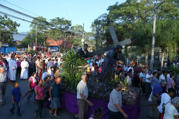 Piden cese de la violencia en viacrucis de San Pedro Sula