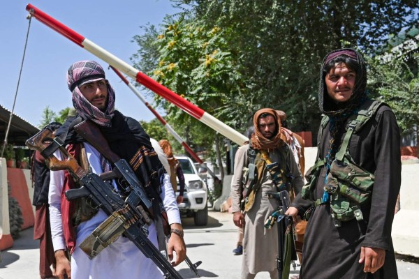 Talibanes provocan a EEUU y bloquean acceso al aeropuerto