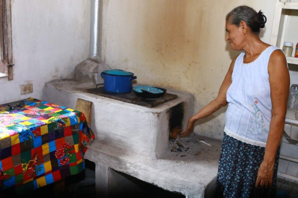 Fogones mejorados permiten ahorrar L72 millones al año