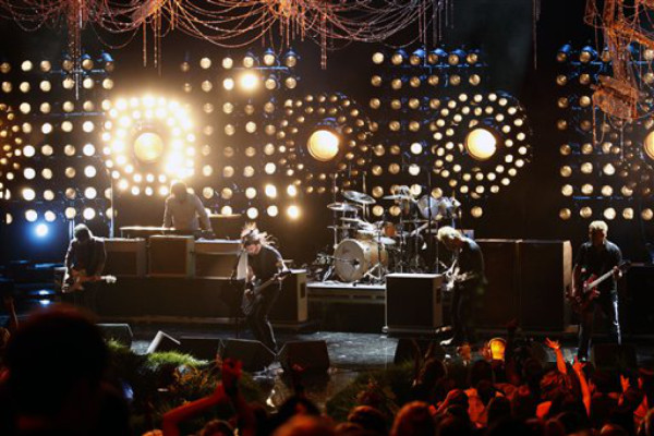 Robert Pattinson besa a Taylor Lautner en vivo