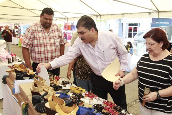 Variedad de productos exponen en el primer Bazar del sábado