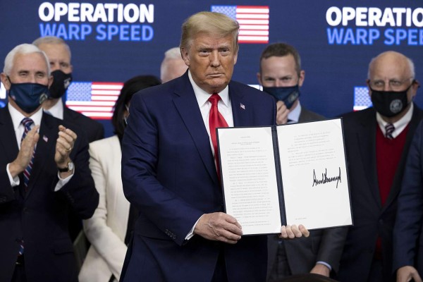Trump firma decreto para 'priorizar' la entrega de vacunas a EEUU