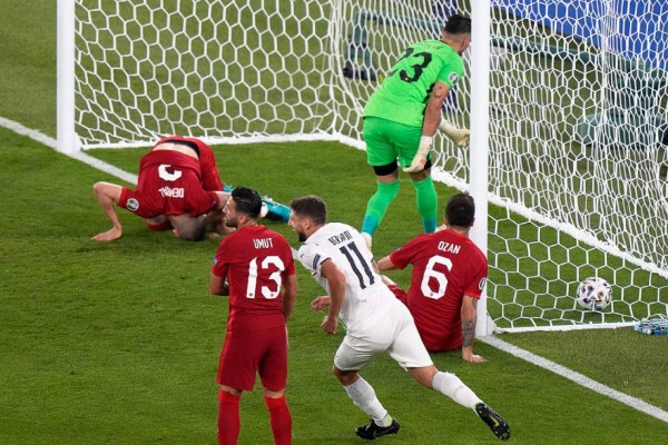 El turco Demiral anotó en propia puerta el primer gol de la Eurocopa