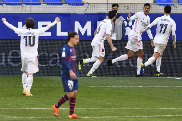 Real Madrid toma oxígeno venciendo al Huesca gracias a doblete de Varane