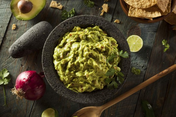 Cómo hacer guacamole con chicharrón
