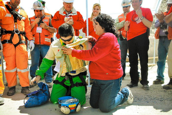 Chile: Mineros se recuperan tras su rescate
