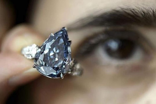 Venden el diamante azul más grande del mundo