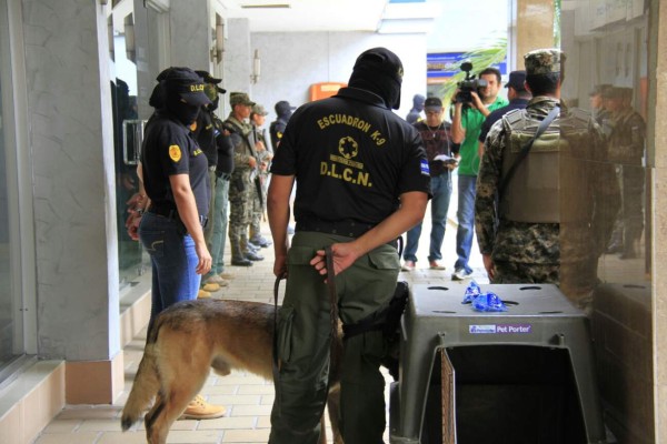 Llegan agentes de la DLCN y la Atic a Banco Continental en San Pedro Sula