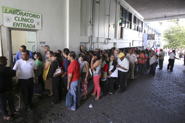 Calvario viven pacientes para poder lograr citas con especialistas