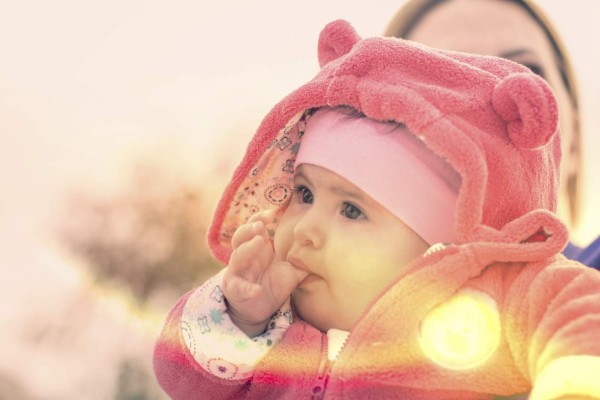 Estudio revela los beneficios de chuparse los dedos en la infancia