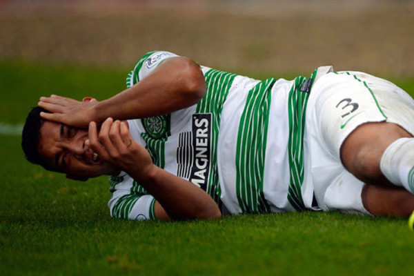 Emilio Izaguirre se retira lesionado en goleada del Celtic