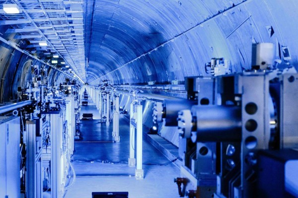 Inaugurado el láser gigante que espía virus y átomos