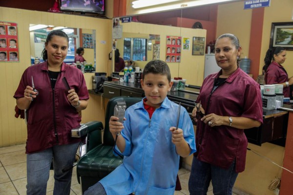 El barberito que trae en la sangre el arte de rasurar