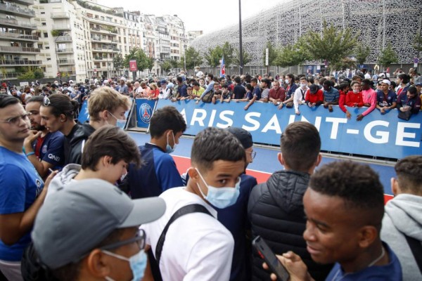 Supporters wait outside French football club Paris Saint-Germain's (PSG) Parc des Princes stadium in Paris on August 10, 2021. - Lionel Messi landed in Paris on August 10, arriving at Le Bourget airport to the north of the capital at 3:30 pm (1330 GMT) ahead of completing a move to Paris Saint-Germain. Messi, the six-time Ballon d'Or winner, was greeted by hundreds of PSG supporters as he prepares to join the French club following his departure from Barcelona. (Photo by Zakaria ABDELKAFI / AFP)