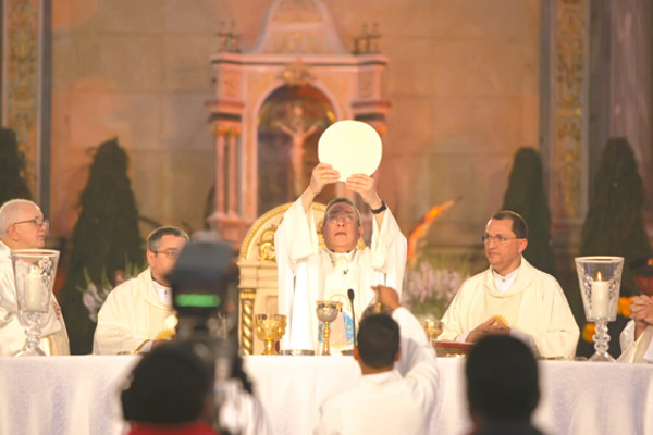 Cardenal pide a gobierno ser bendición a Honduras
