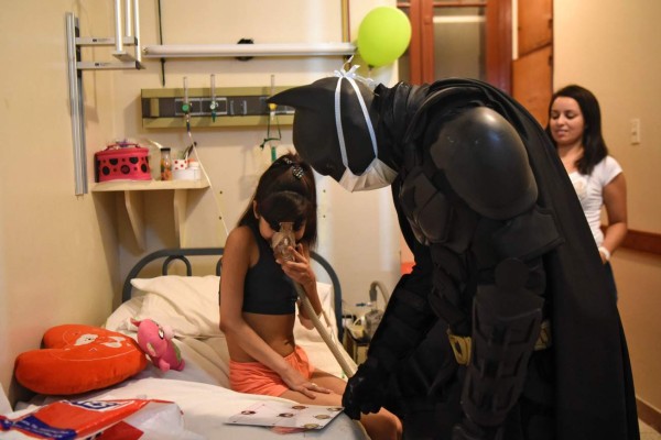 Batman lleva alegría a los niños del hospital Sor María Ludovica de La Plata.