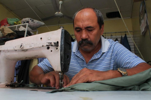 Sastres trabajan más por amor al arte que por las ganancias que obtienen