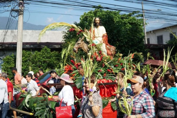 Feligresía católica sampedrana celebra con fervor el Domingo de Ramos