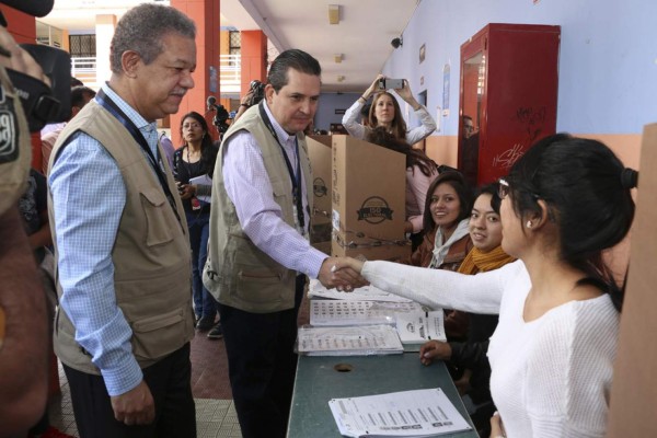 Ecuador cierra urnas en la elección de su nuevo presidente