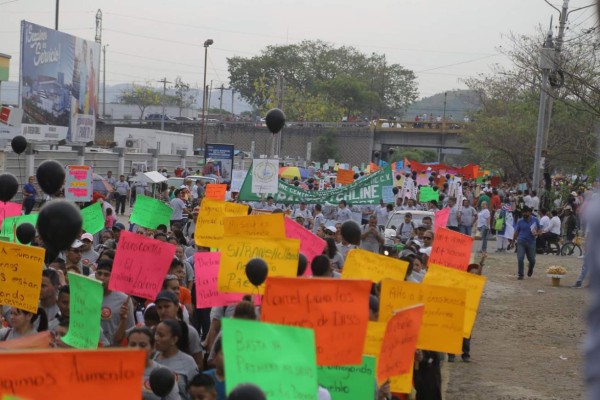 Miles de trabajadores hondureños conmemoran el Primero de Mayo