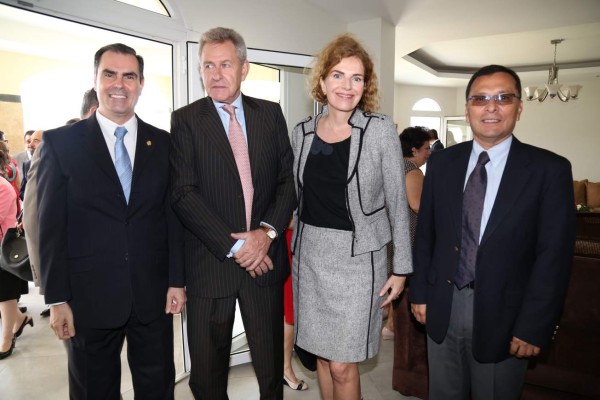 Bienvenida al nuevo embajador de Perú