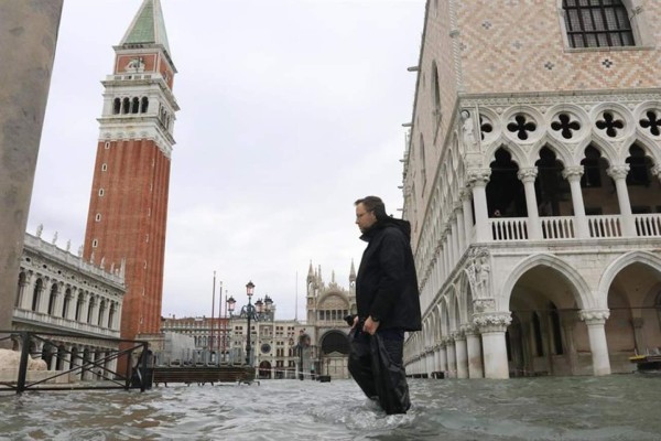 Venecia recobra poco a poco la calma atenta a las próximas mareas
