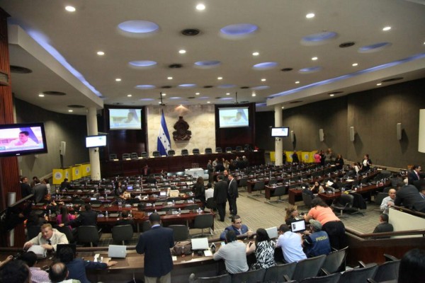 Mauricio Oliva pide a jefes de bancada no seguir haciendo el ridículo