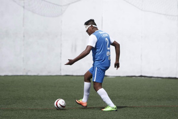 ACOMPAÑA CRÓNICA: MÉXICO FÚTBOL CIEGOS - MEX04. SAN ANDRÉS CHOLULA (MÉXICO), 10/10/2017.- Fotografía del 7 de octubre de 2017, de un integrante del equipo de fútbol para ciegos, Topos FC, durante un entrenamiento, en San Andrés Cholula, en Puebla (México). No ven el balón ni la portería, tampoco a sus compañeros ni rivales; el sonido de unos cascabeles al interior de la pelota los guía por el campo y la palabra 'voy' anuncia que un jugador se aproxima. Así vive el fútbol el equipo Topos Puebla, cuyos miembros tienen discapacidad visual. EFE/Hugo Ortuño