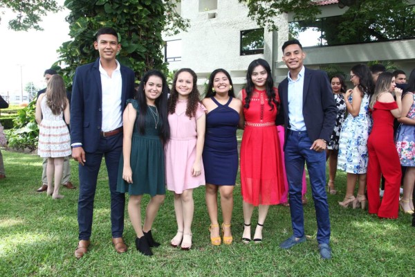 Desayuno en honor a los senior de la Happy New Dawn