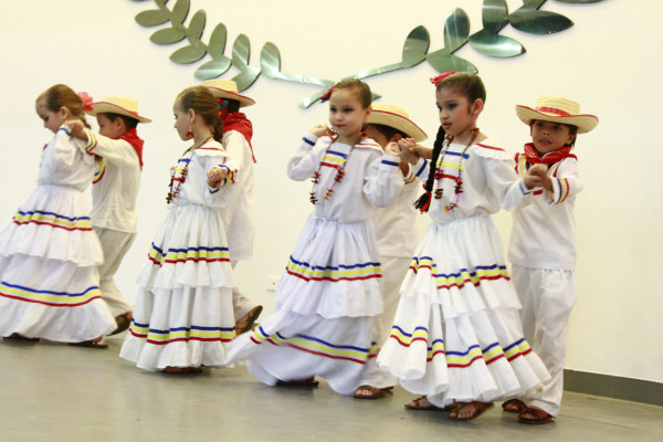 Alumnos de escuelas bilingües se lucen en Festival
