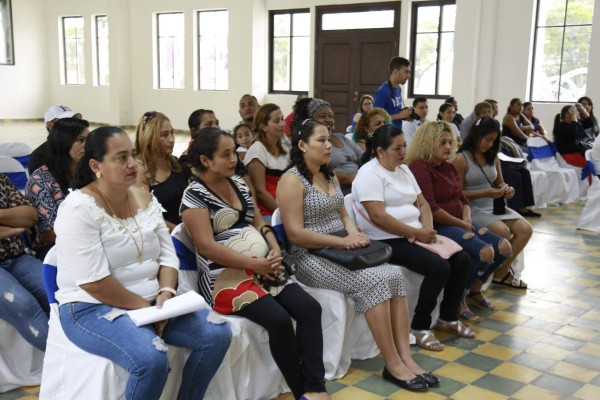 Dan capital semilla a mujeres retornadas de Estados Unidos