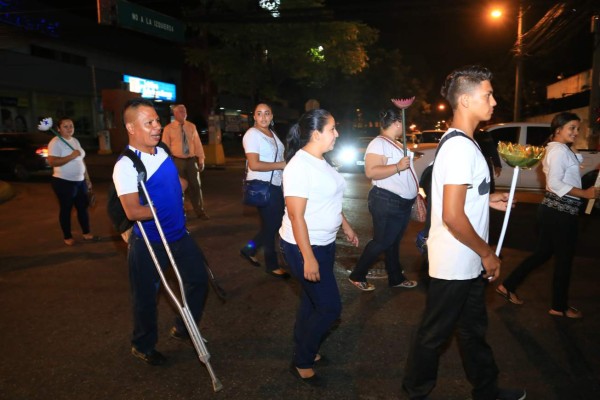 Colegios nocturnos abren la antesala del desfile patrio en San Pedro Sula