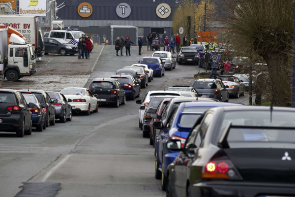 Miles homenajean al actor Paul Walker en el lugar donde falleció