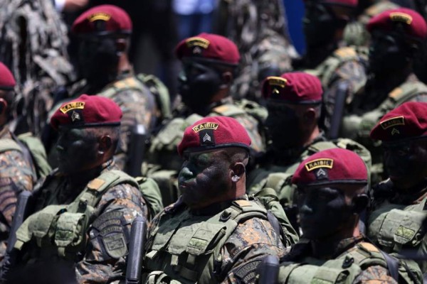 El Ejército de Guatemala celebra polémico desfile, pero no en las calles  