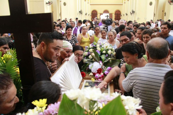 Sampedranos muestran su cariño al padre Saturnino