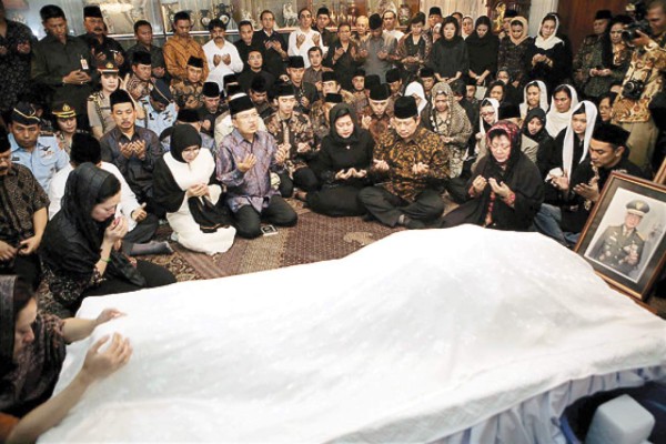 Muere Suharto, la mano de hierro de Indonesia