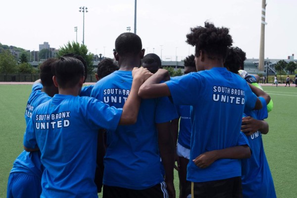 El hondureño que fundó liga de fútbol para jóvenes migrantes en Nueva York