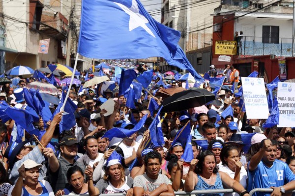 Nacionalistas marchan promoviendo la reelección