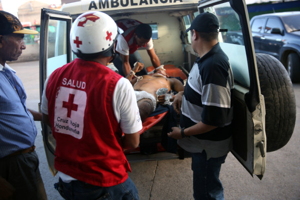 Por esquivar un bache, vehículo cae en hondonada: 10 heridos